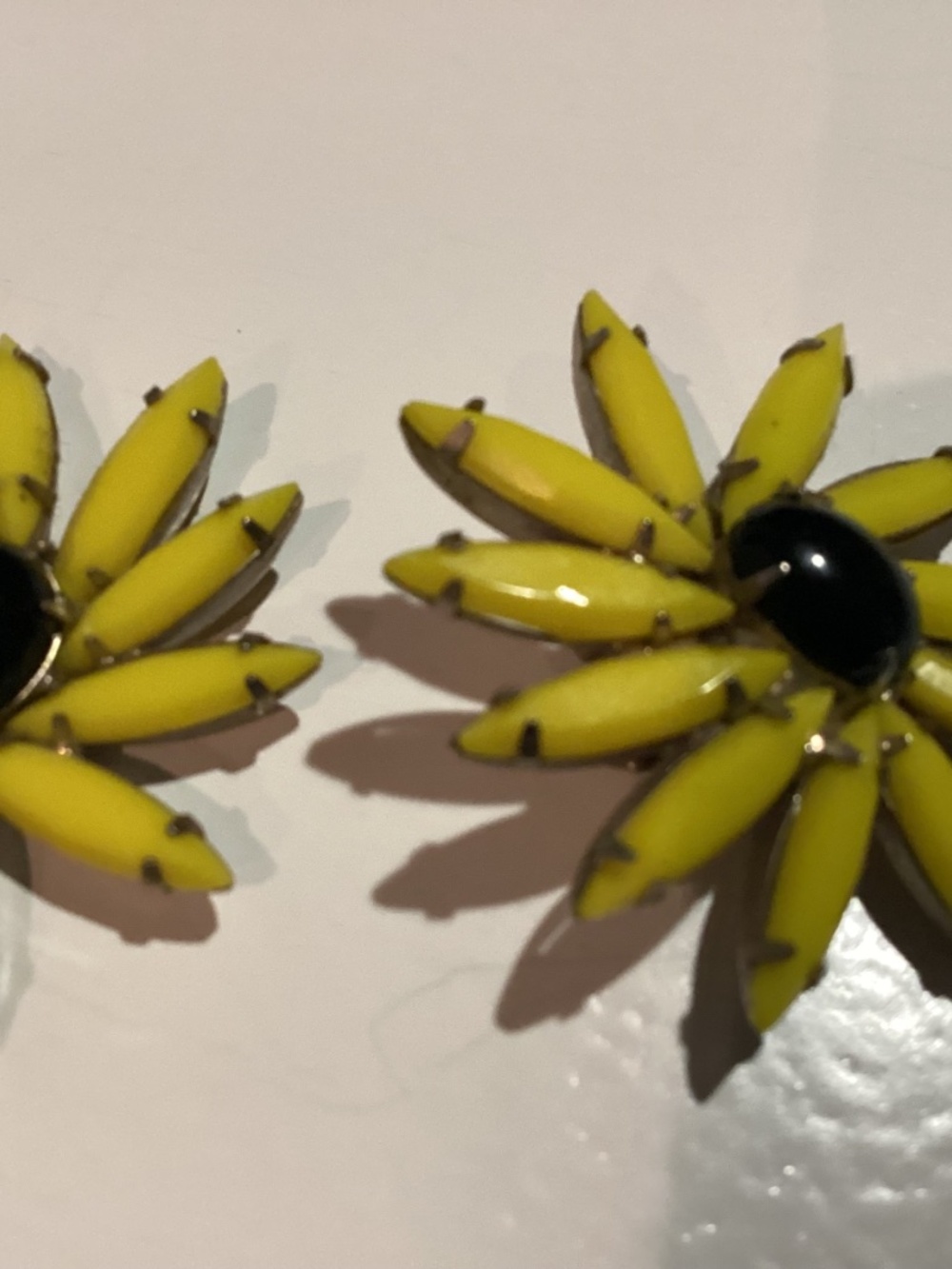 WEISS VINTAGE RARE RARE FLOWER EARRINGS. DAISY 🌼 STYLE MOMS COLLECTION - Picture 5 of 9